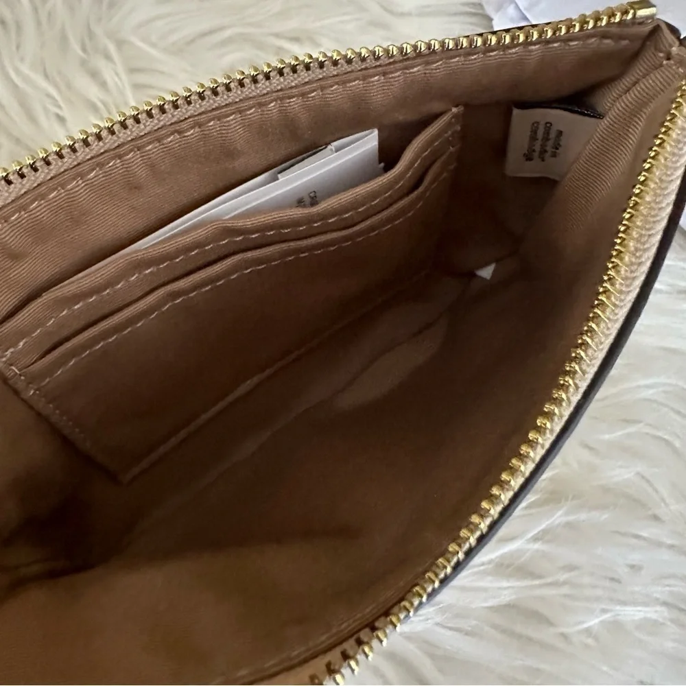 Corner Zip Wristlet In Signature Canvas With Floral Print